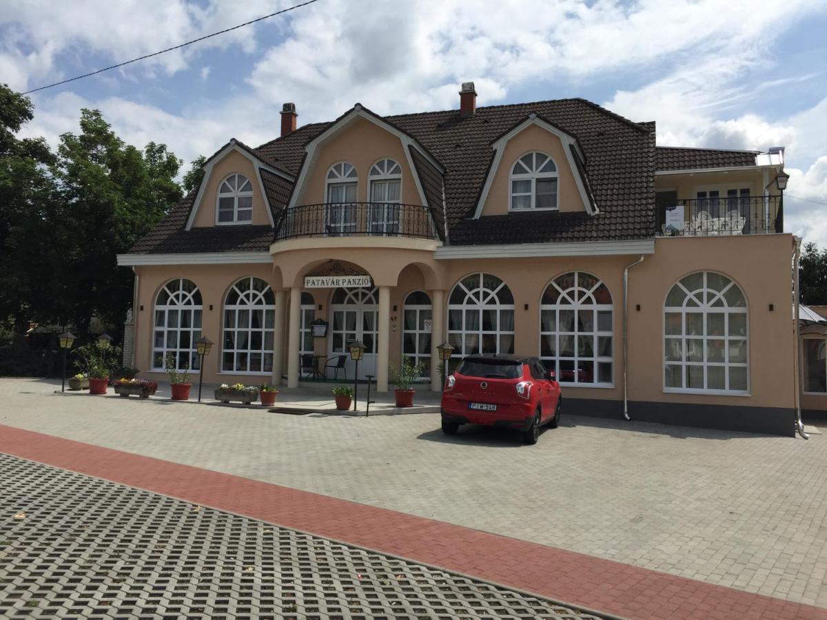 Patavar Panzio Etterem Gyongyospata Buitenkant foto