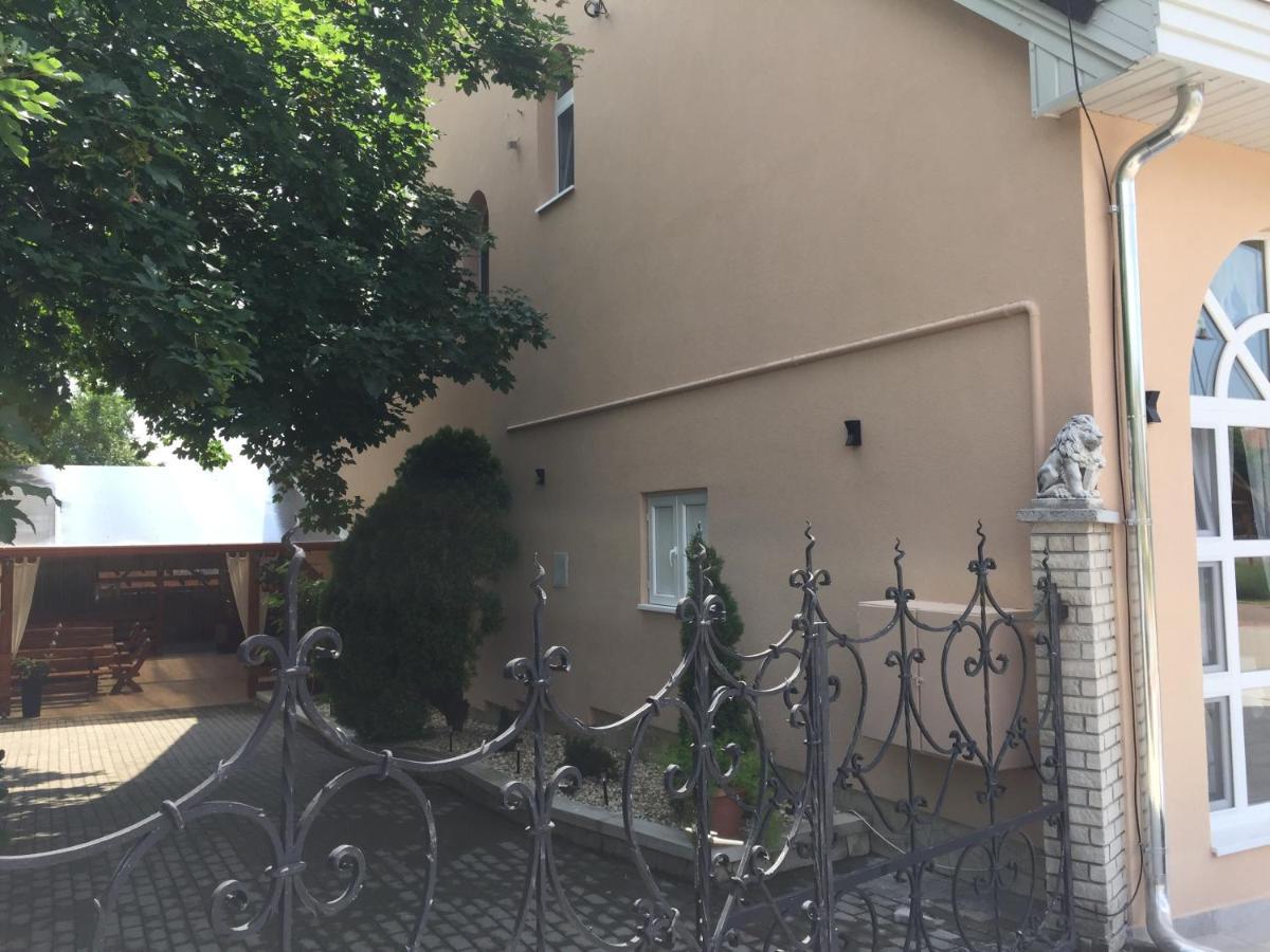 Patavar Panzio Etterem Gyongyospata Buitenkant foto