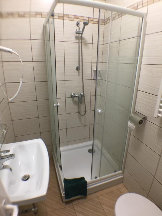Patavar Panzio Etterem Gyongyospata Buitenkant foto