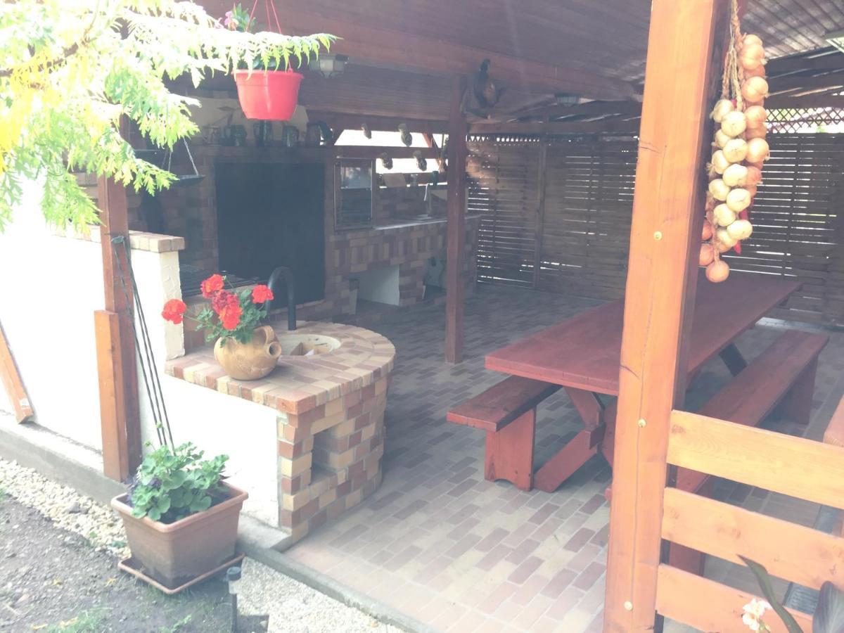 Patavar Panzio Etterem Gyongyospata Buitenkant foto