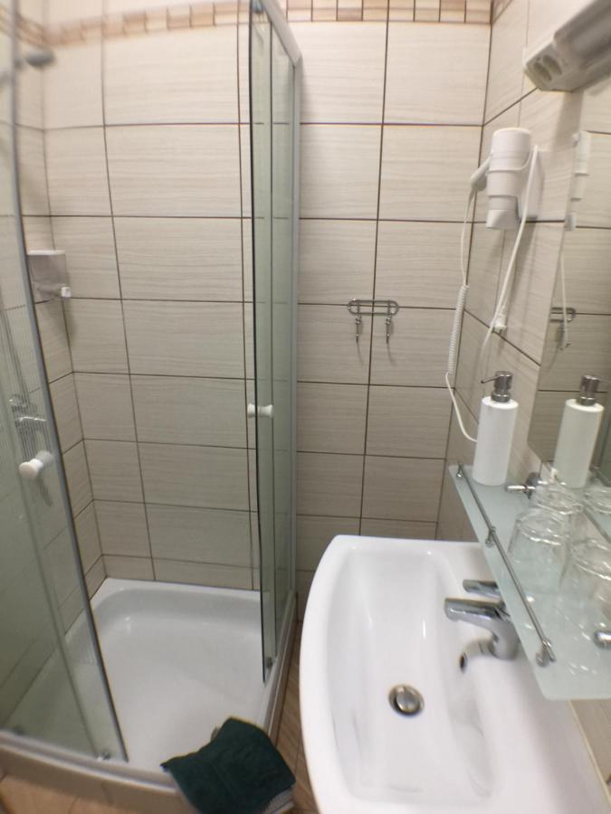 Patavar Panzio Etterem Gyongyospata Buitenkant foto