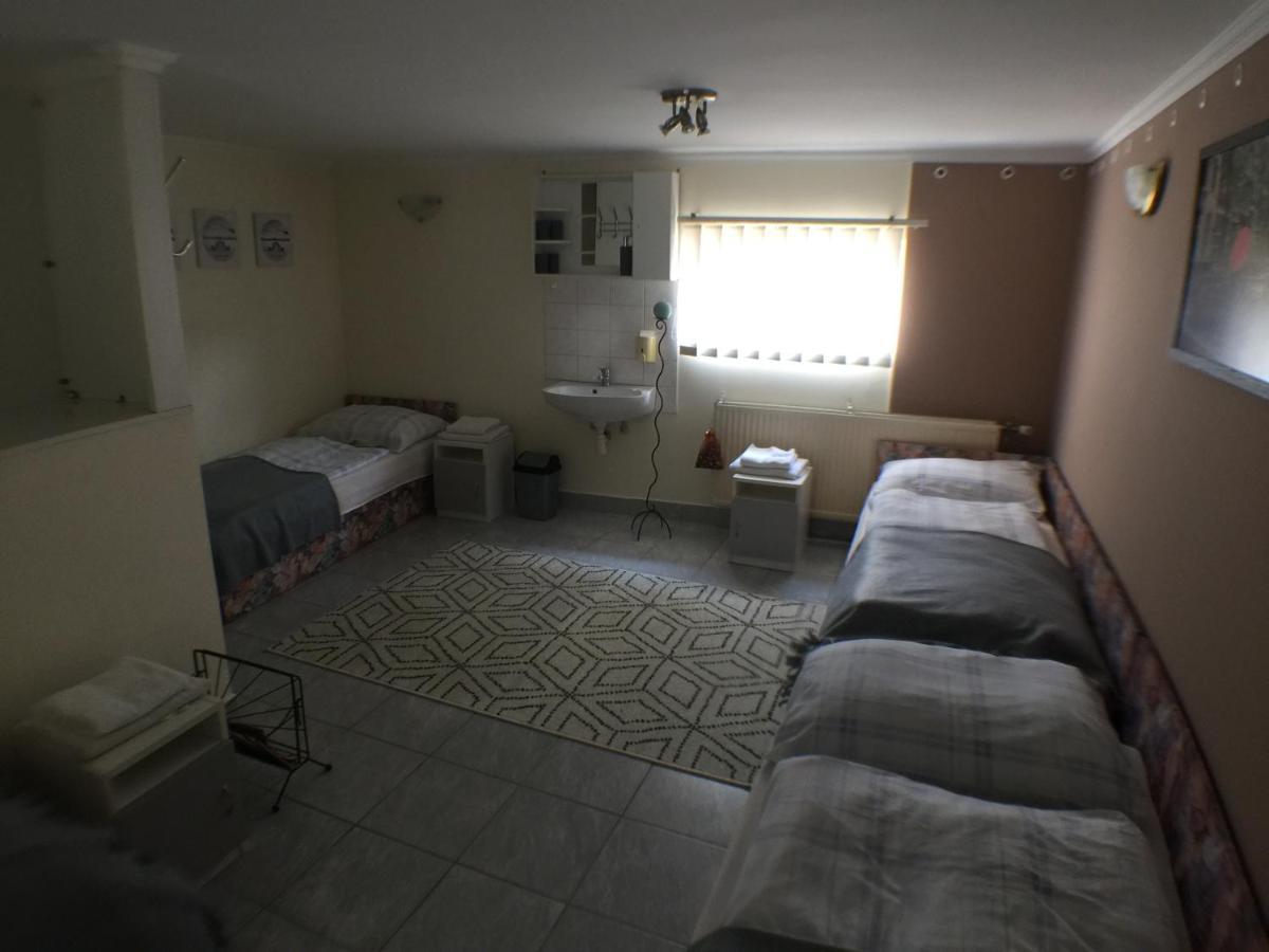Patavar Panzio Etterem Gyongyospata Buitenkant foto