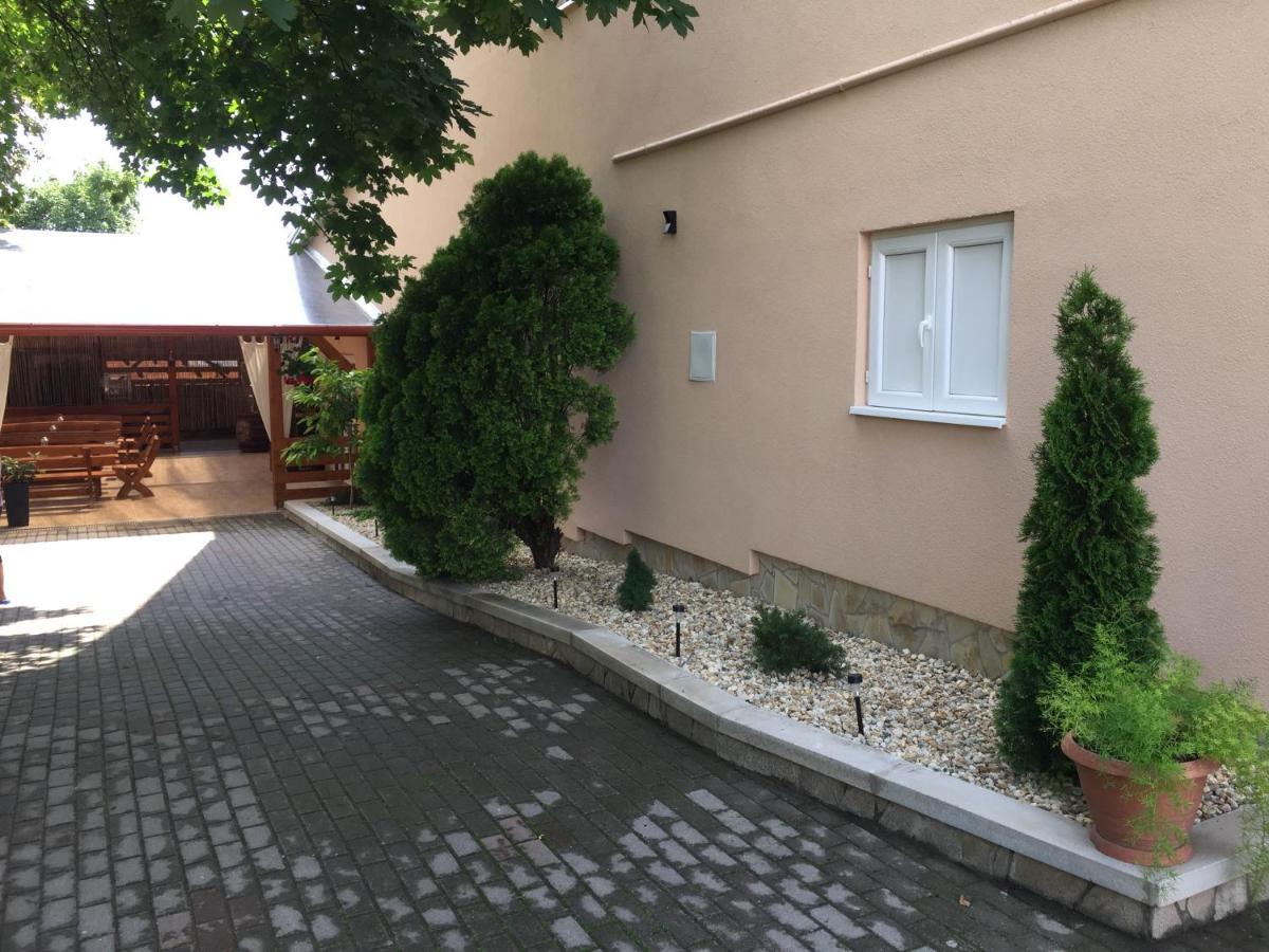 Patavar Panzio Etterem Gyongyospata Buitenkant foto