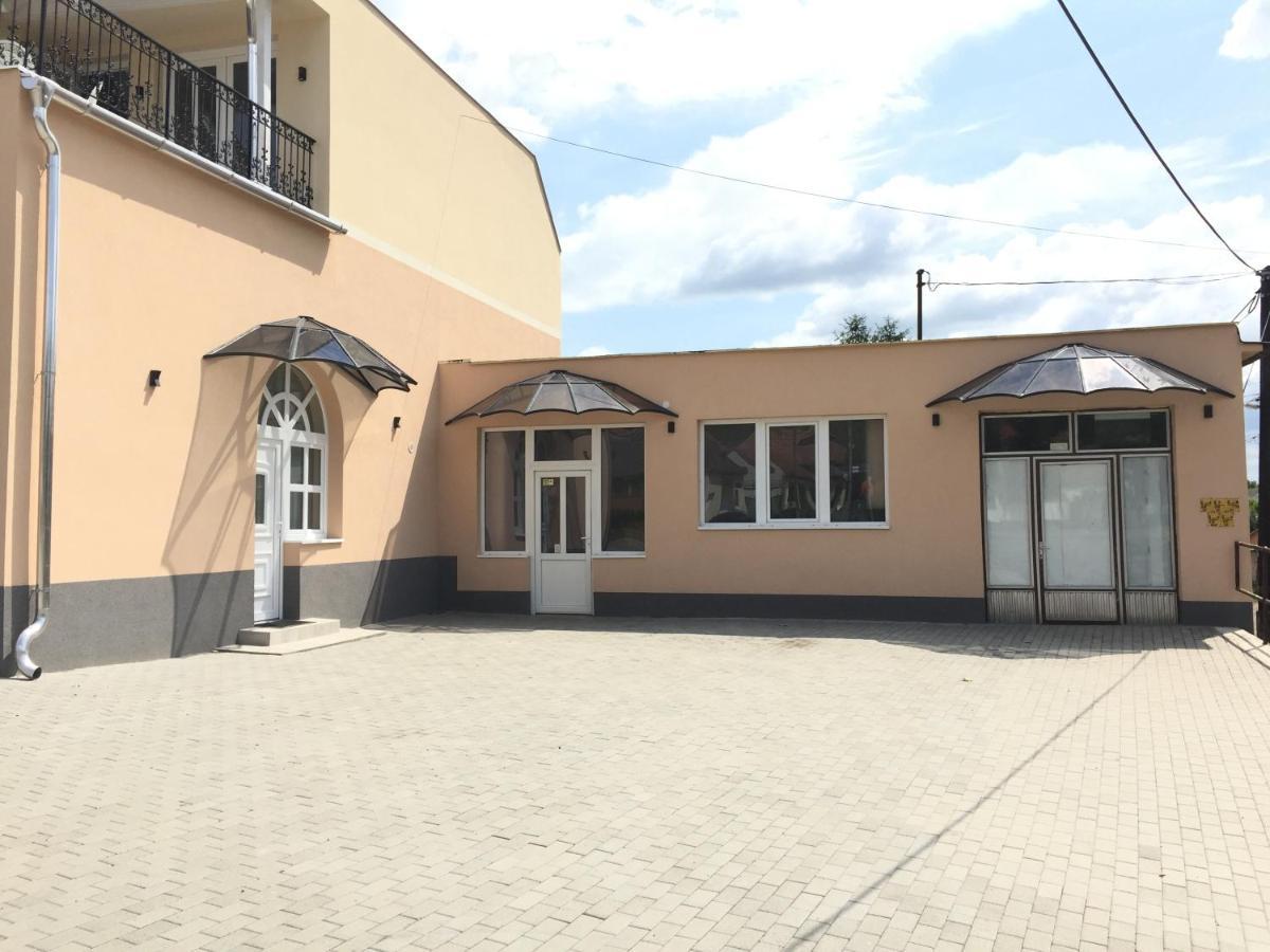 Patavar Panzio Etterem Gyongyospata Buitenkant foto