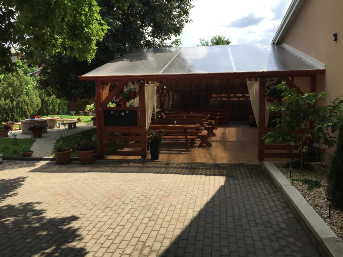 Patavar Panzio Etterem Gyongyospata Buitenkant foto