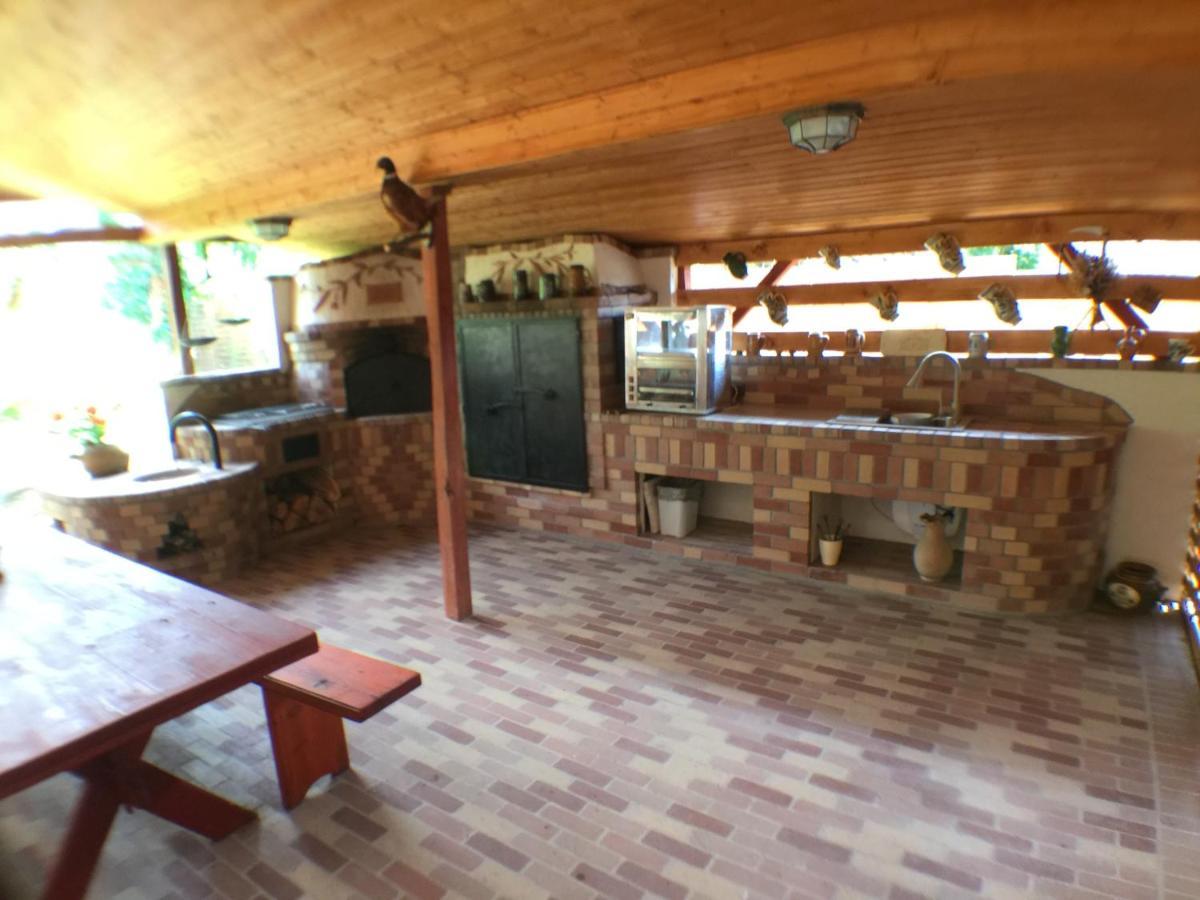 Patavar Panzio Etterem Gyongyospata Buitenkant foto